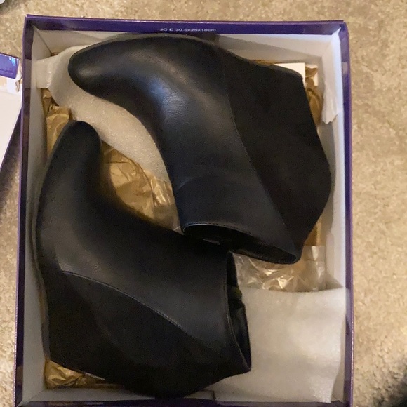 Worn a couple times size 8.5 Black pari Zumba madden girl shoes - Picture 1 of 7